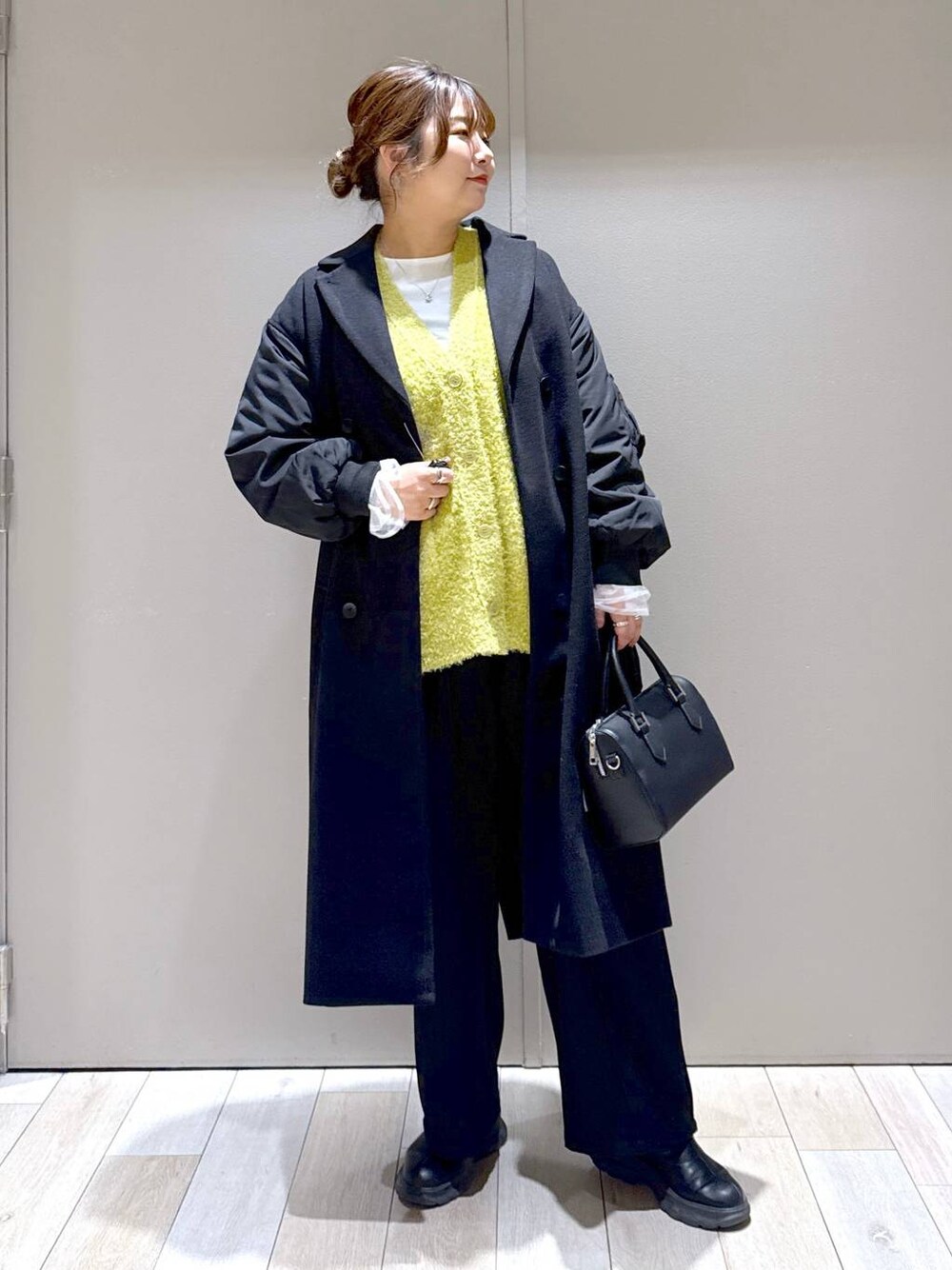 「旅行、バッグ、LEPSIM、体型カバー、着痩せ・細見え、高身長、休日コーデ、楽ちんコーデ、きれいめカジュアル_LEPSIM、ベーシック/シンプル、きれいめ」｜「LEPSIMのスニーカーブーツ　147073（ブーツ、ブラック系）」を使った、たかみなさん（レディース・166cm）の冬コーディネートの1枚目の写真