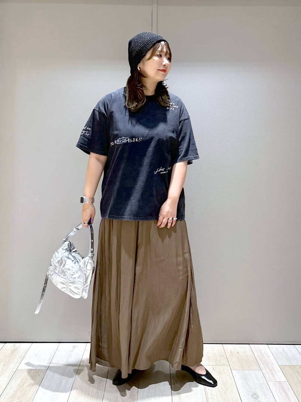 シルバー系のショルダーバッグ、ブラウン系のその他パンツ、ブラック系のパンプスを着用したレディースの夏コーディネートの1枚目の写真