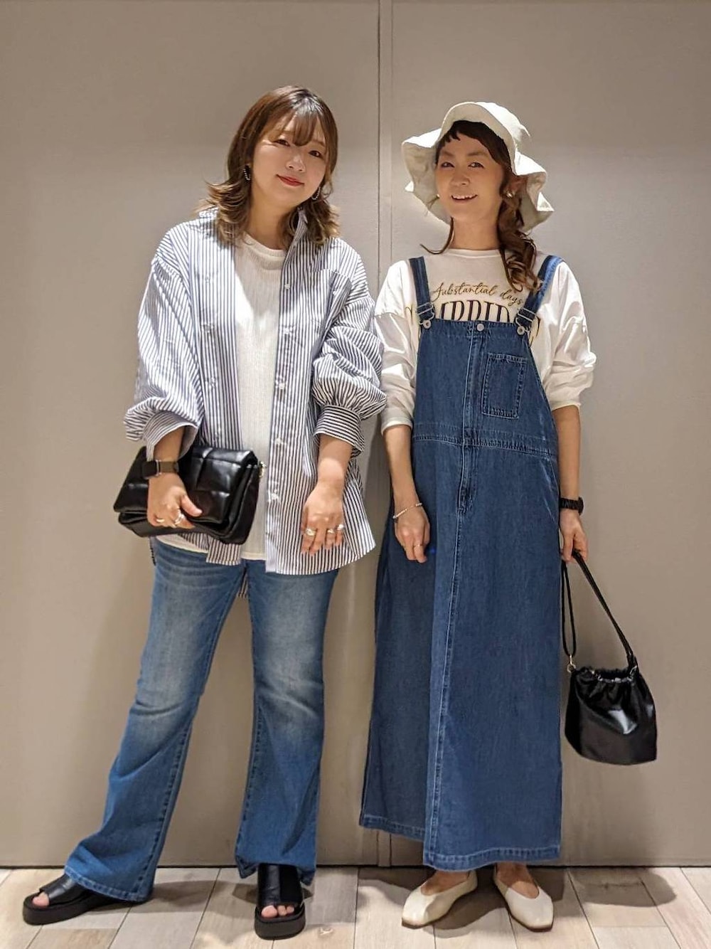 ブラック系のショルダーバッグ、ブラック系のショルダーバッグ、ホワイト系のパンプスを着用したレディースの春コーディネートの1枚目の写真