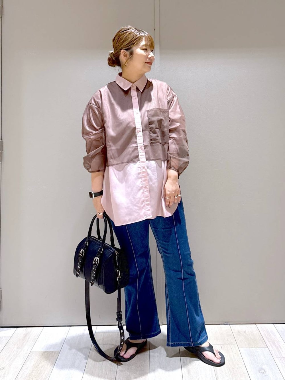 ピンク系のシャツ/ブラウス、ブルー系のその他パンツ、ブラック系のボストンバッグを着用したレディースの夏コーディネートの1枚目の写真