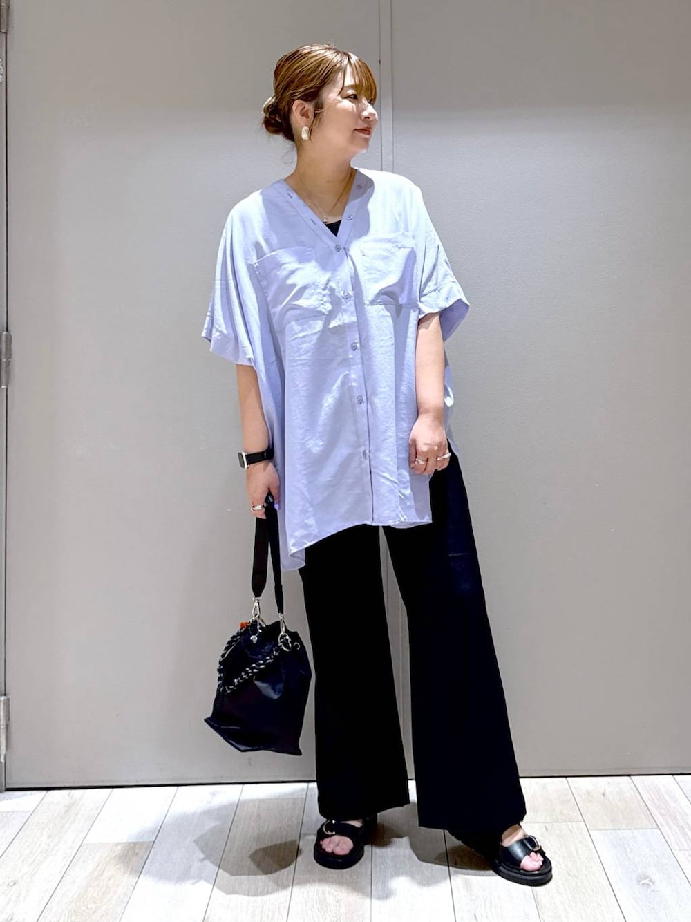 ブラック系のサンダル、ブラック系のその他パンツ、ブラック系のショルダーバッグを着用したレディースの夏コーディネートの1枚目の写真