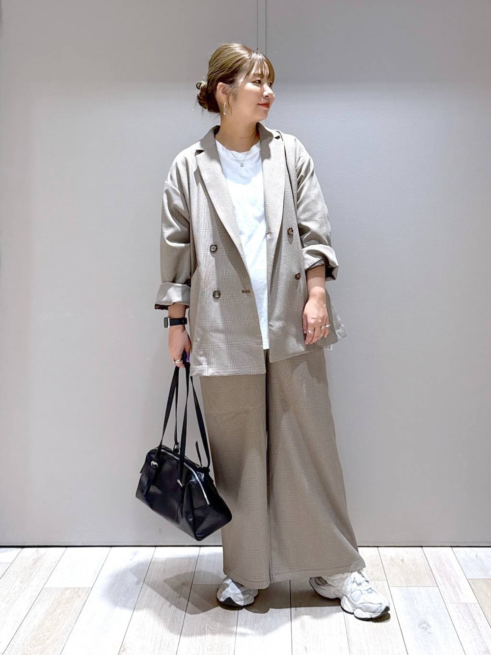 ブラウン系のその他パンツ、ベージュ系のテーラードジャケット、ブラック系のボストンバッグを着用したレディースの秋コーディネートの1枚目の写真