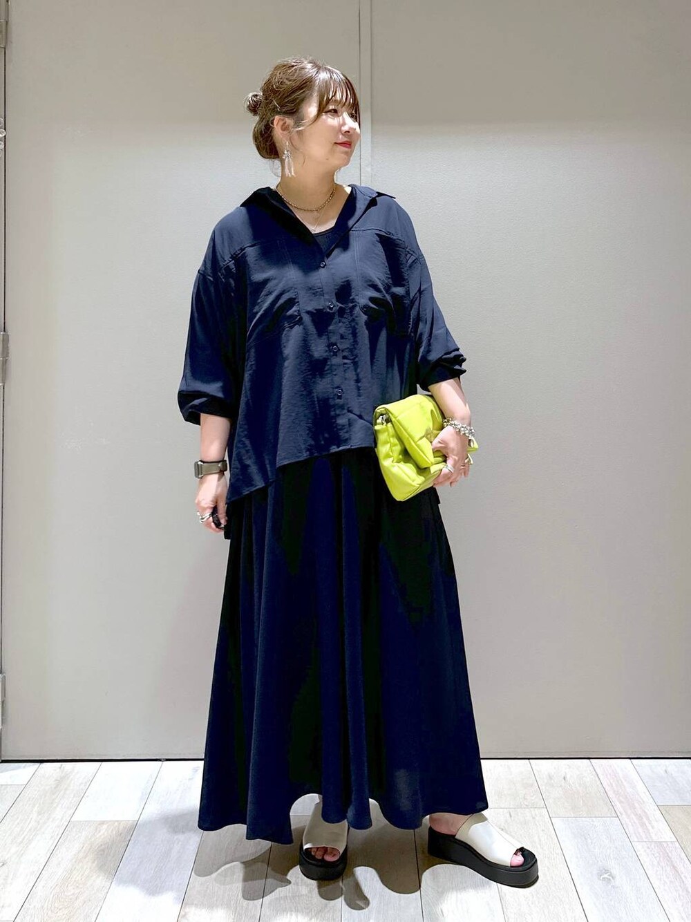 グリーン系のショルダーバッグ、ブルー系のその他パンツ、ブルー系のシャツ/ブラウスを着用したレディースの春コーディネートの1枚目の写真