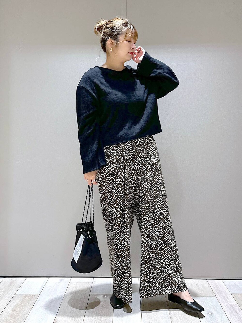 ブラック系のパンプス、ブラック系のTシャツ/カットソー、ブラック系のその他パンツを着用したレディースの夏コーディネートの1枚目の写真
