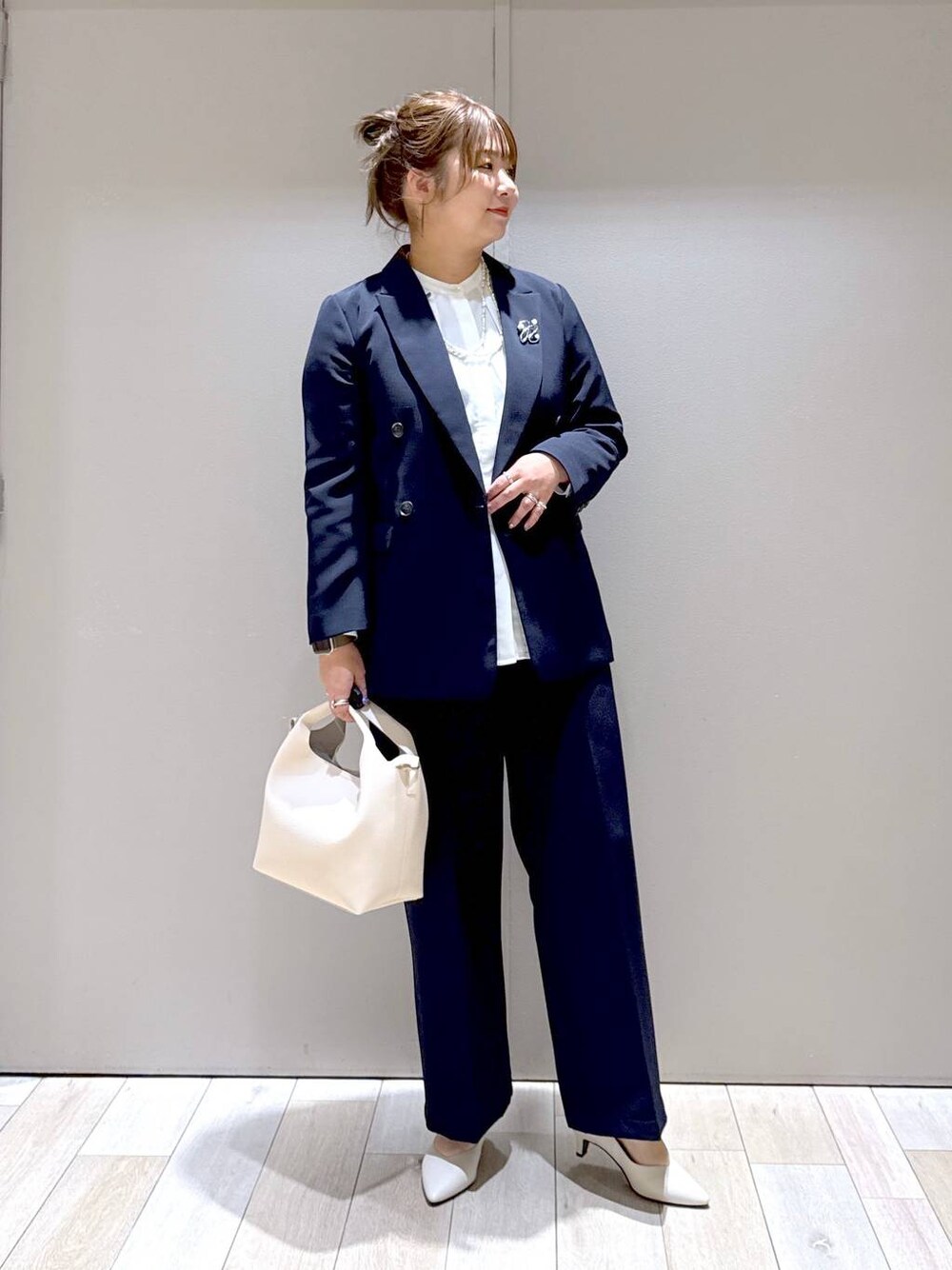 「体型カバー、着痩せ・細見え、高身長、休日コーデ、楽ちんコーデ、きれいめカジュアル_LEPSIM、ベーシック/シンプル、きれいめ、旅行、バッグ、LEPSIM」｜「LEPSIMの【入卒式／セレモニー】Wクロスストレッチワイドパンツ　207775（スーツパンツ、ブルー系）」を使った、たかみなさん（レディース・166cm）の冬コーディネートの1枚目の写真