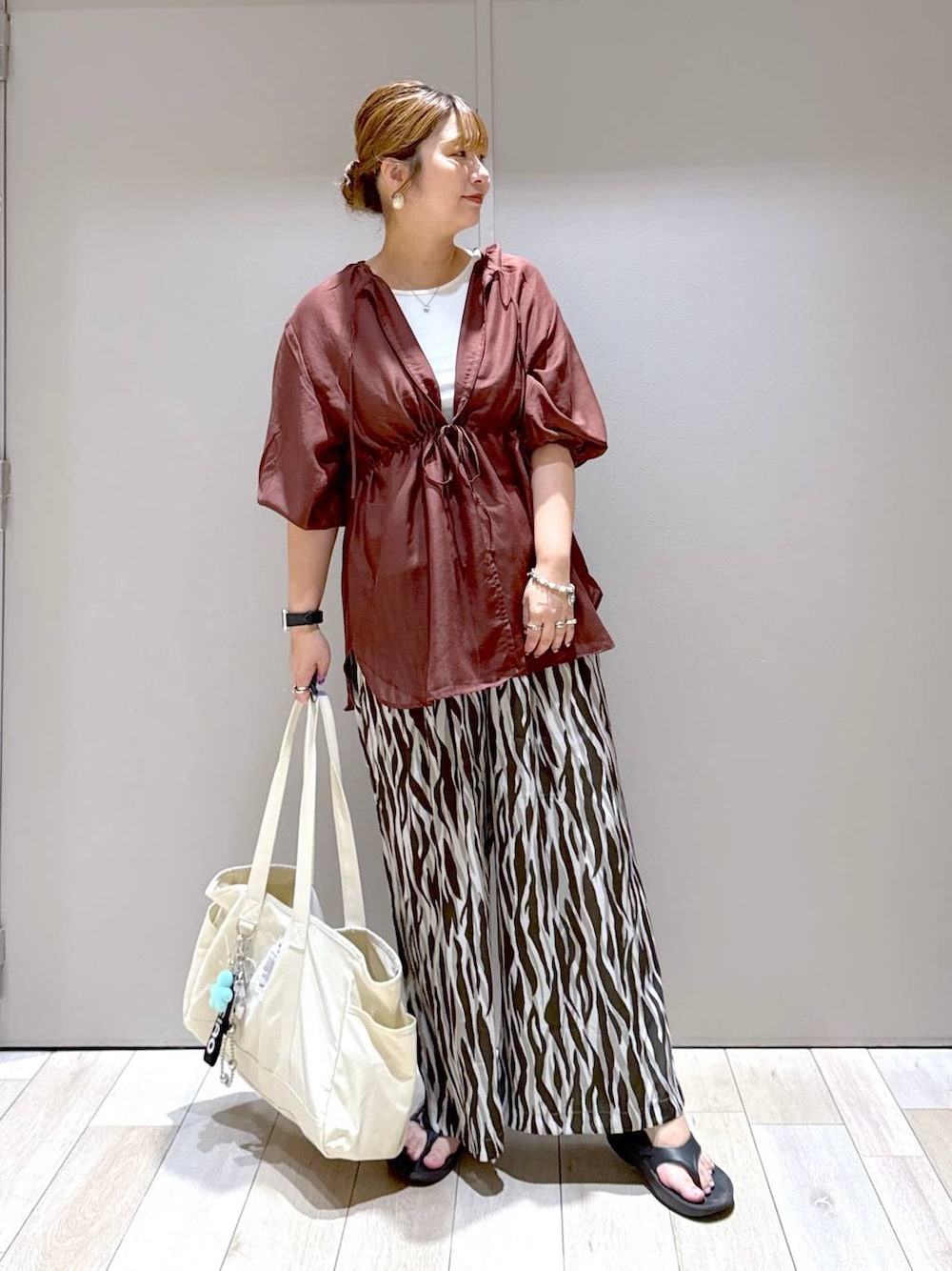 「体型カバー、着痩せ・細見え、高身長、休日コーデ、楽ちんコーデ、きれいめカジュアル_LEPSIM、ベーシック/シンプル、きれいめ、旅行、バッグ、LEPSIM、高身長_LEPSIM、ぽっちゃり_LEPSIM」｜「JEANASISのUNIQUE CHARM/118536（キーホルダー、シルバー系）」を使った、たかみなさん（レディース・166cm）の夏コーディネートの1枚目の写真