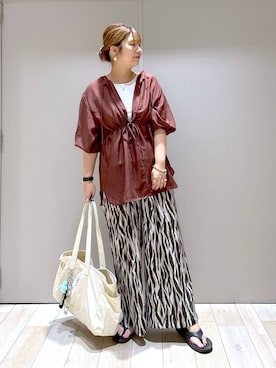 「アイテム（スマホグッズ）」を使った、たかみなさん（レディース・166cm）の夏コーディネート