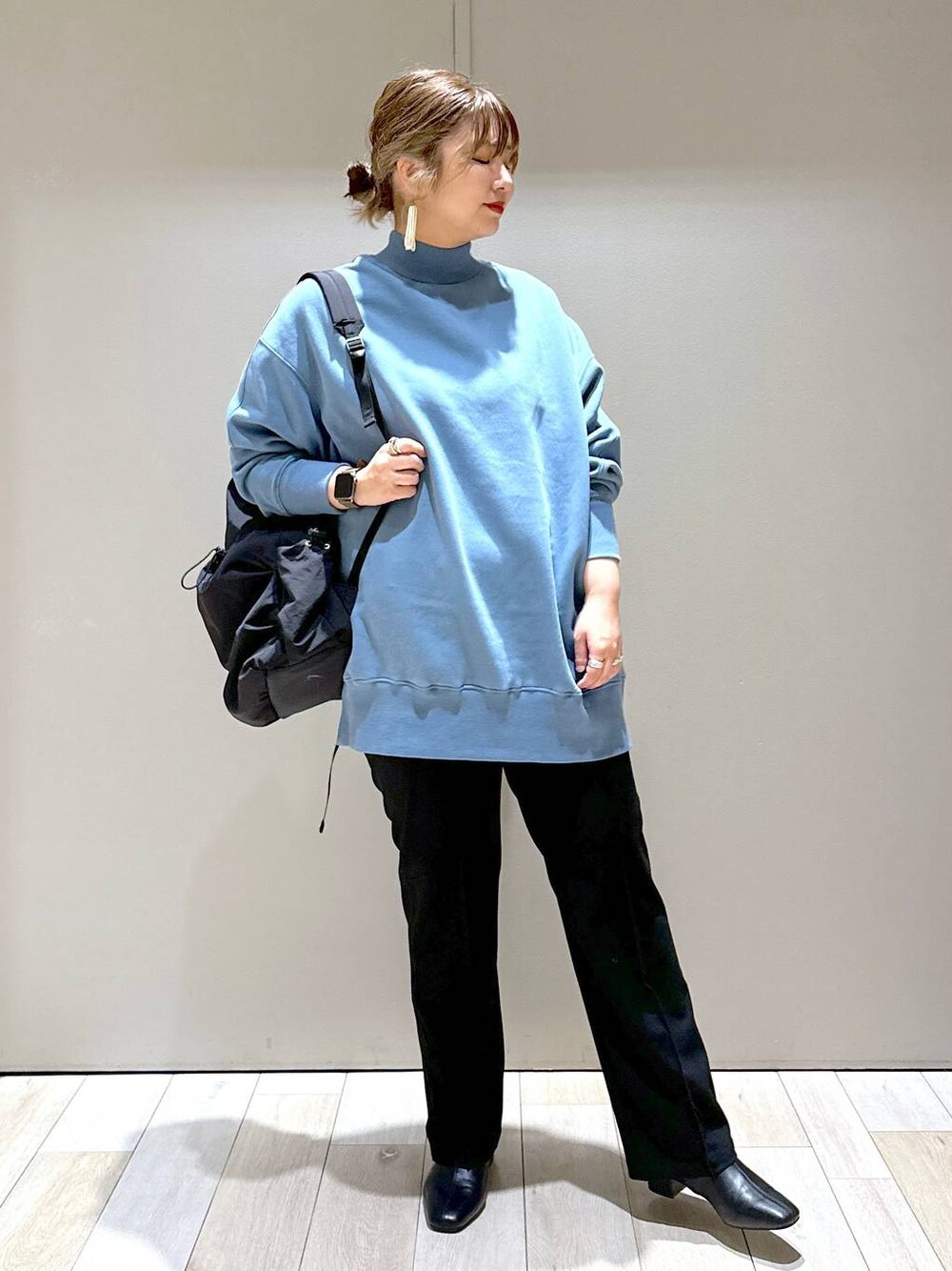 ブラック系のその他パンツ、ブラック系のブーツ、ブルー系のチュニックを着用したレディースの秋コーディネートの1枚目の写真