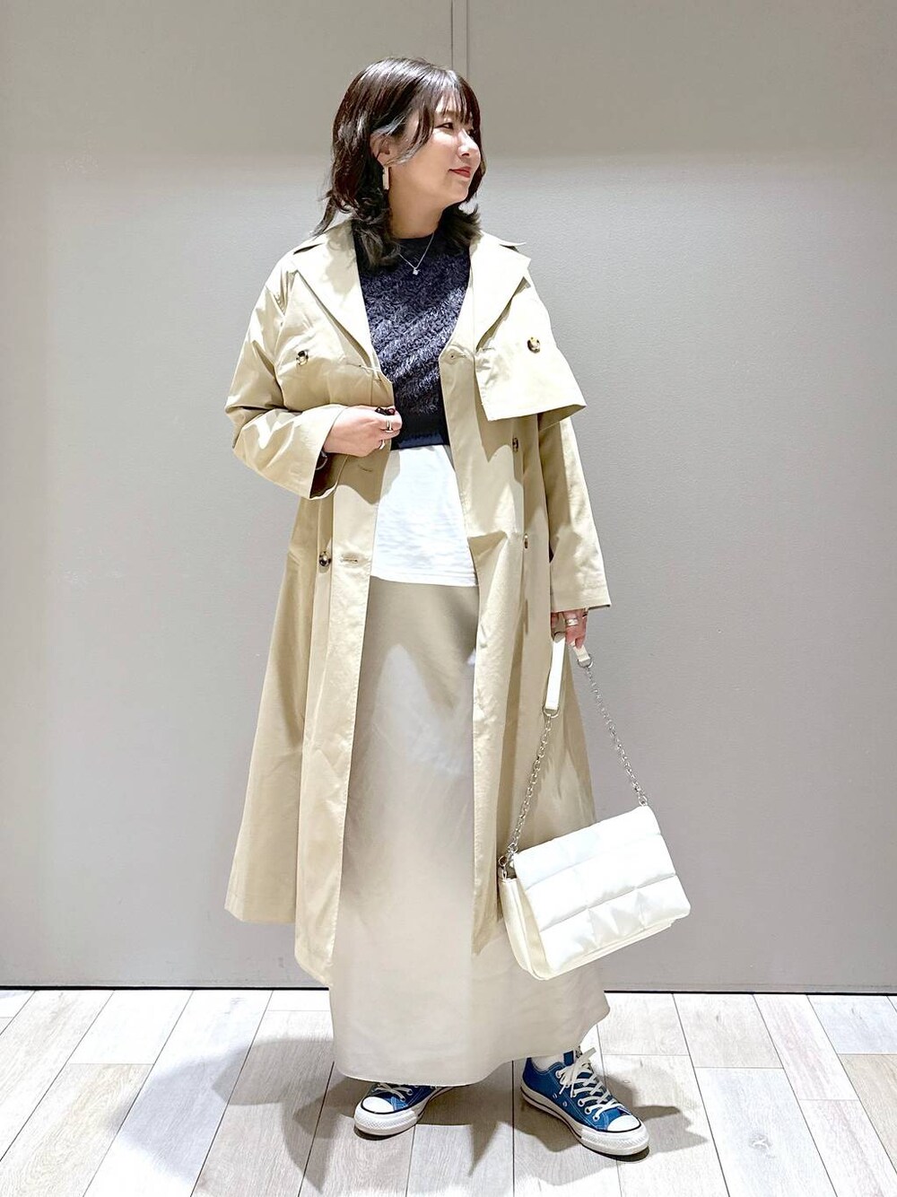 「体型カバー、着痩せ・細見え、高身長、休日コーデ、楽ちんコーデ、きれいめカジュアル_LEPSIM、ベーシック/シンプル、きれいめ、旅行、バッグ、LEPSIM」｜「LEPSIMのフェザーMIXショートベスト　100954（ベスト、ホワイト系）」を使った、たかみなさん（レディース・166cm）の冬コーディネートの1枚目の写真