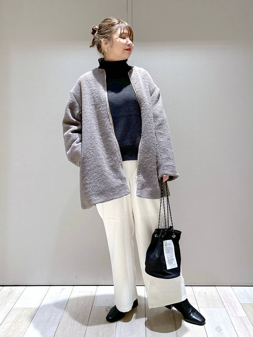 「体型カバー、着痩せ・細見え、高身長、休日コーデ、楽ちんコーデ、冬コーデ、きれいめカジュアル_LEPSIM、ベーシック/シンプル、きれいめ、旅行、バッグ、LEPSIM、ブーツ」｜「LEPSIMの7ゲージタートルプルオーバー　183616（ニット/セーター、ブラック系）」を使った、たかみなさん（レディース・166cm）の秋コーディネートの1枚目の写真