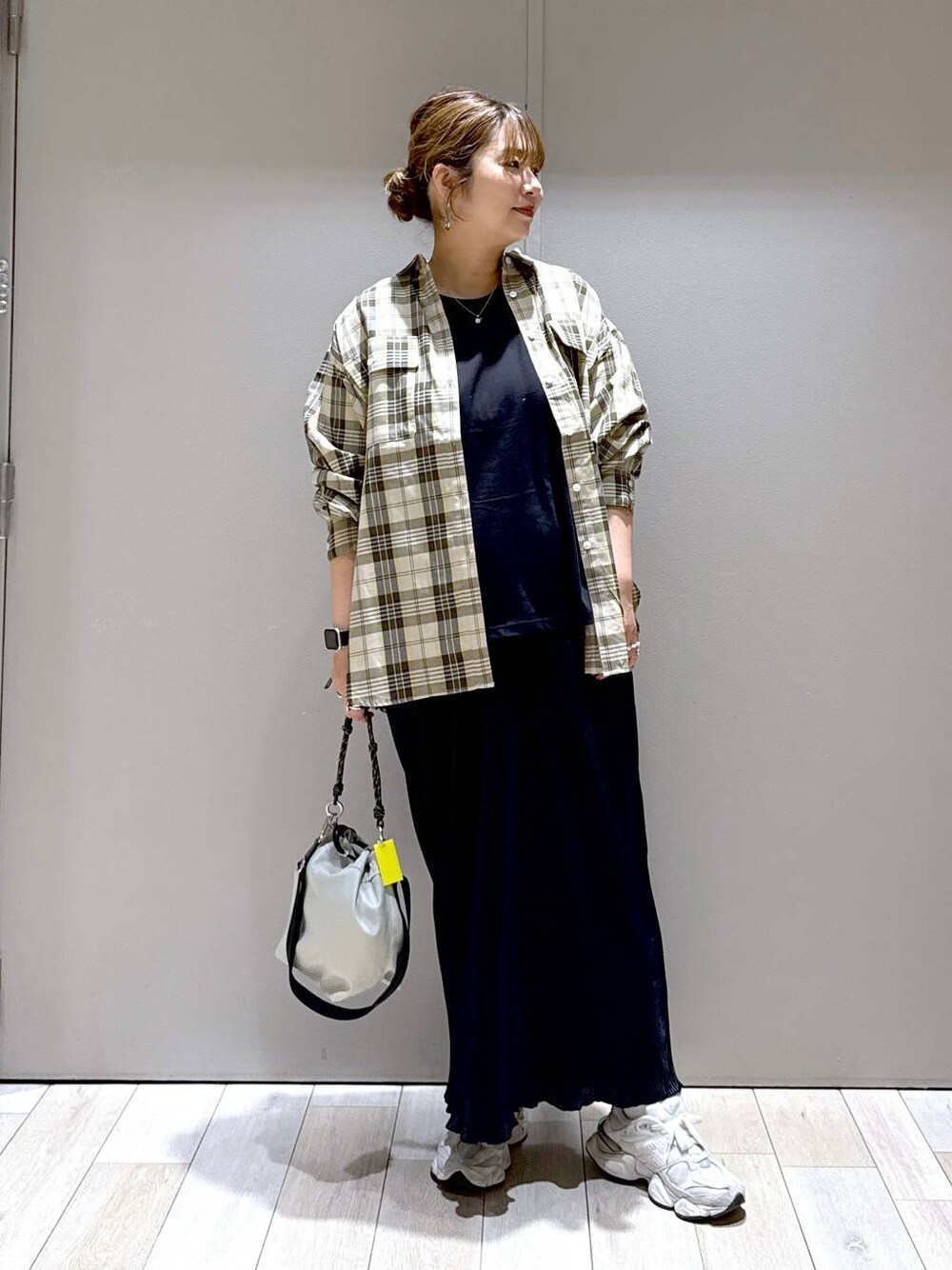 ブラック系のTシャツ/カットソー、グレー系のショルダーバッグ、イエロー系のシャツ/ブラウスを着用したレディースの夏コーディネートの1枚目の写真