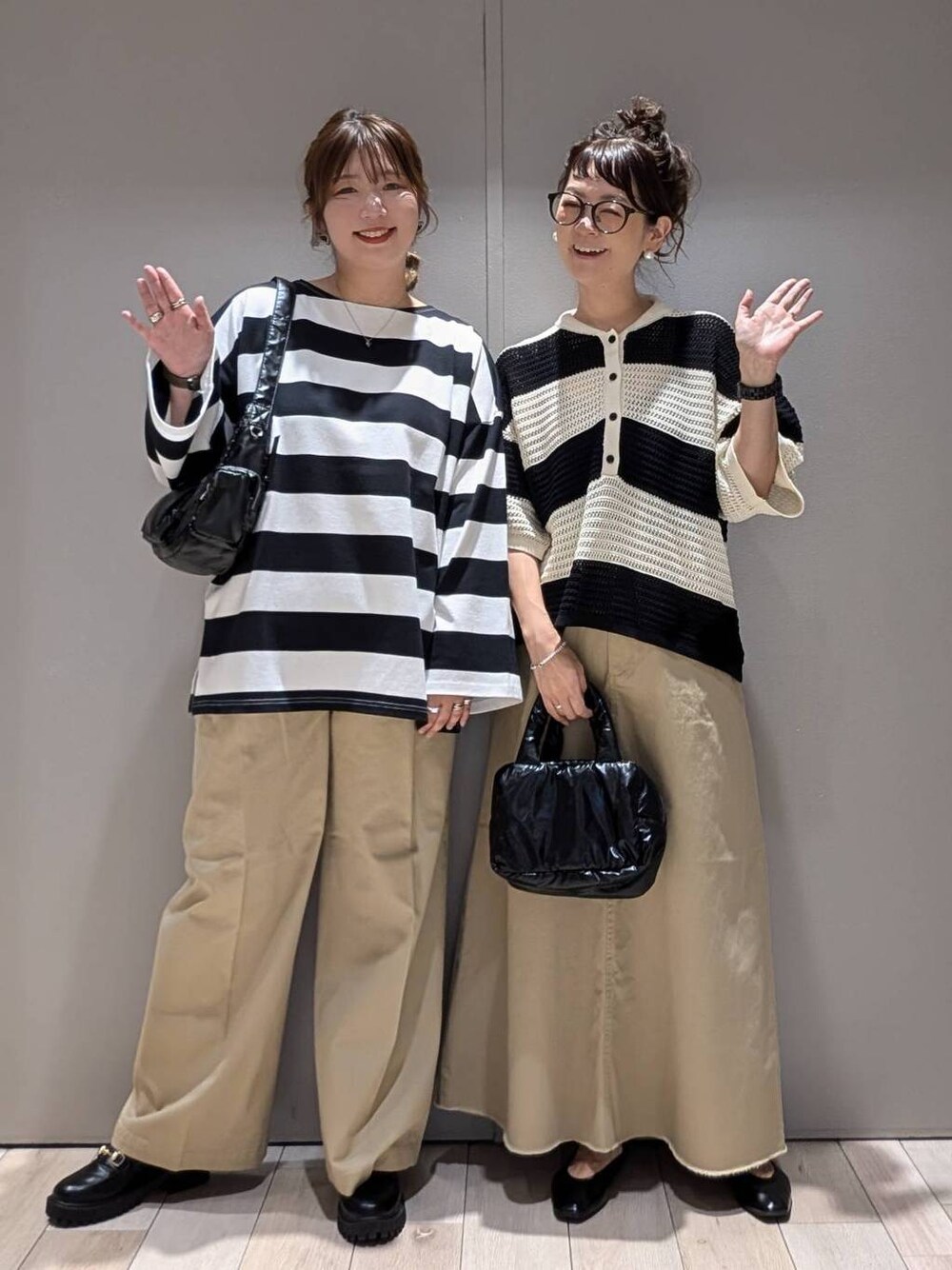 ブラウン系のニット/セーター、ブラック系のショルダーバッグ、ブラック系のパンプスを着用したレディースの秋コーディネートの1枚目の写真