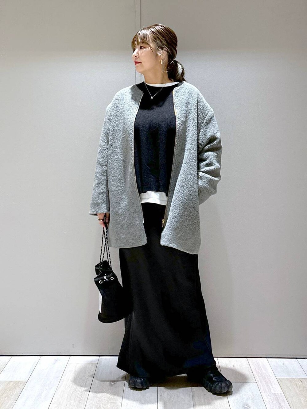 「体型カバー、着痩せ・細見え、高身長、休日コーデ、楽ちんコーデ、秋コーデ、きれいめカジュアル_LEPSIM、ベーシック/シンプル、きれいめ、旅行、バッグ、LEPSIM、コート」｜「LEPSIMの14ゲージポンチョプルオーバー　183618（ニット/セーター、ブラック系）」を使った、たかみなさん（レディース・166cm）の秋コーディネートの1枚目の写真
