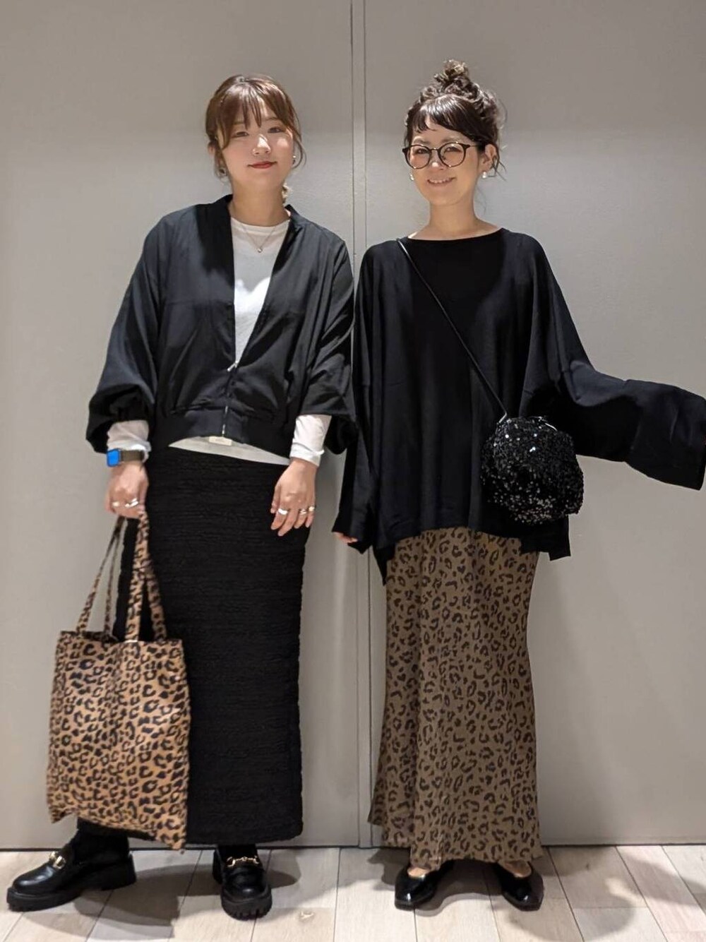 ホワイト系のTシャツ/カットソー、ブラック系のニット/セーター、その他のトートバッグを着用したレディースの秋コーディネートの1枚目の写真