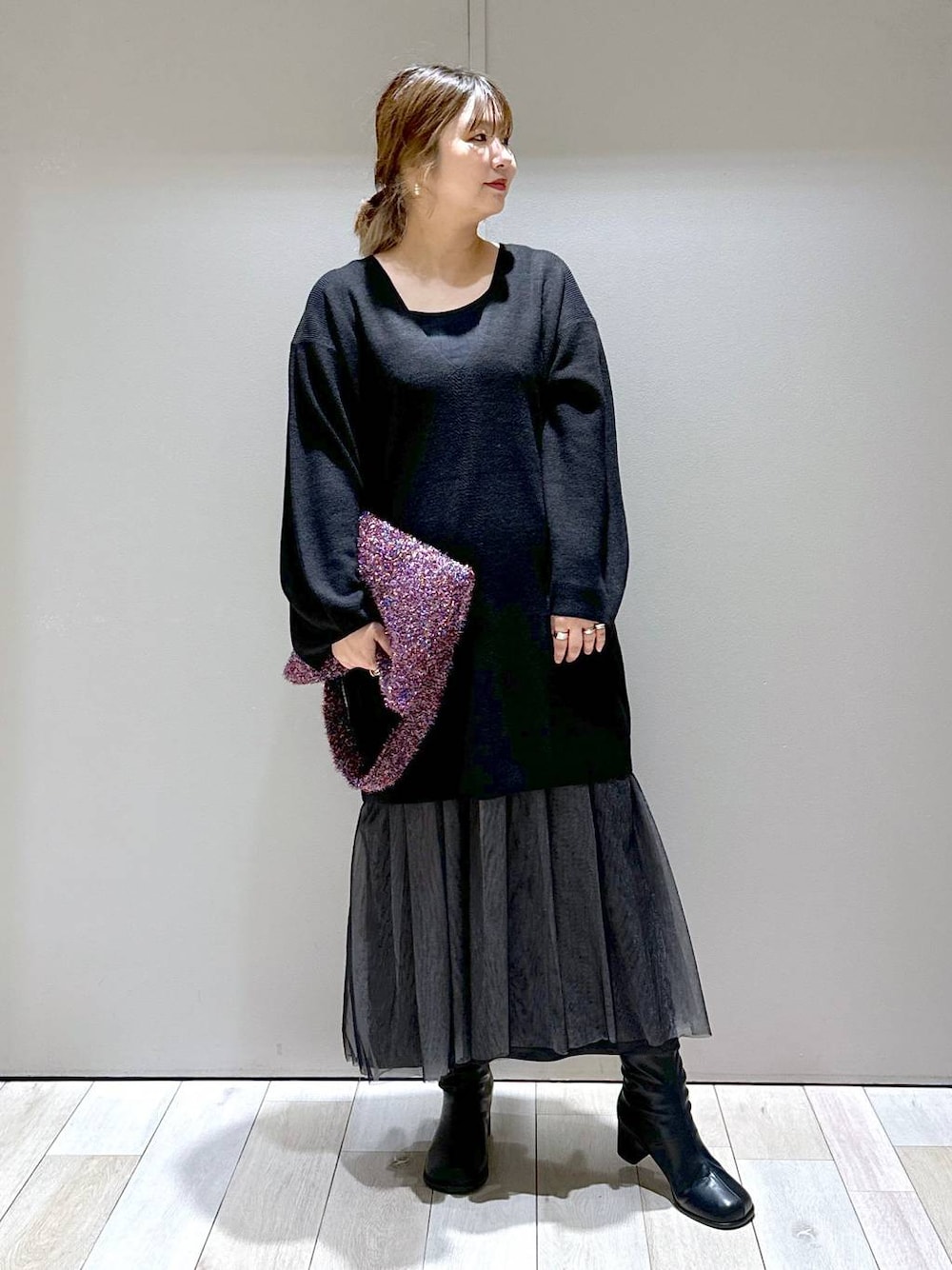 ブラック系のチュニック、ブラック系のブーツ、その他のショルダーバッグを着用したレディースの秋コーディネートの1枚目の写真