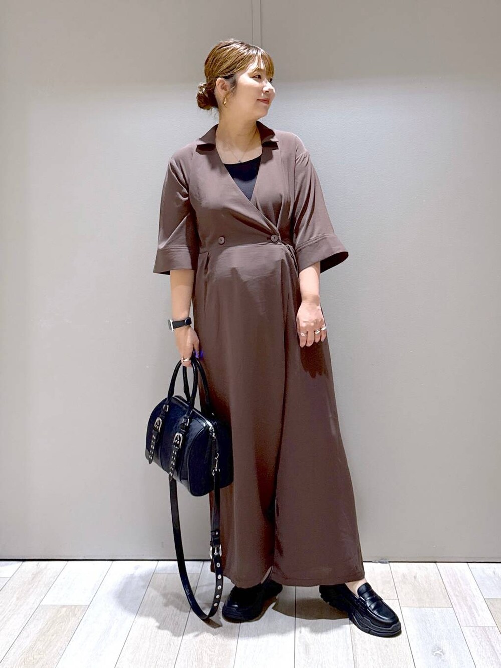 ブラック系のボストンバッグ、ブラック系のスニーカーを着用したレディースの秋コーディネートの1枚目の写真