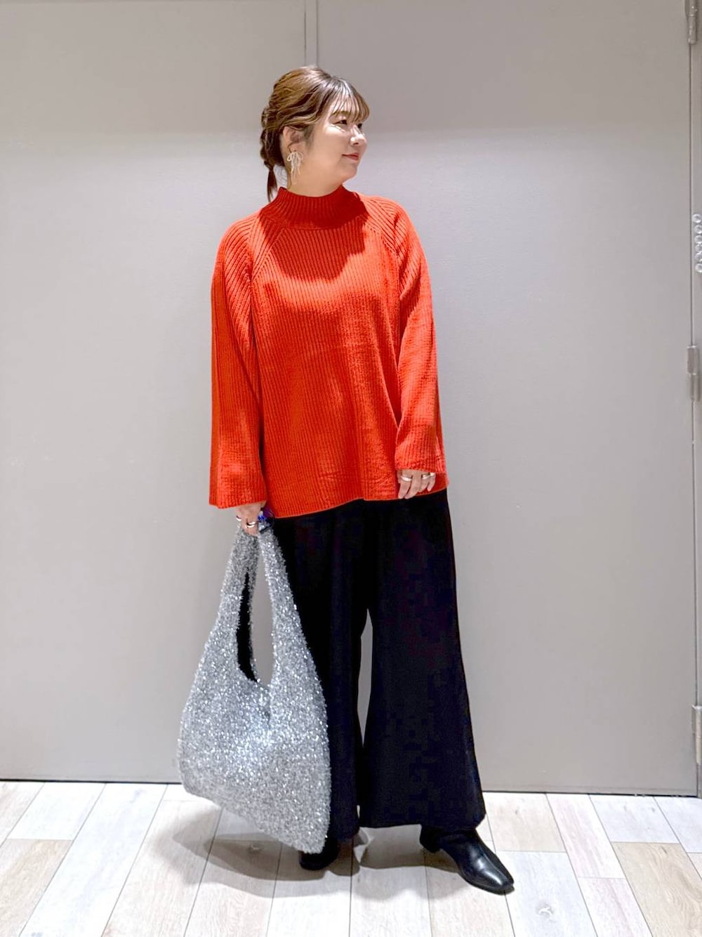 シルバー系のショルダーバッグ、ブラック系のその他パンツ、ブラック系のブーツを着用したレディースの冬コーディネートの1枚目の写真