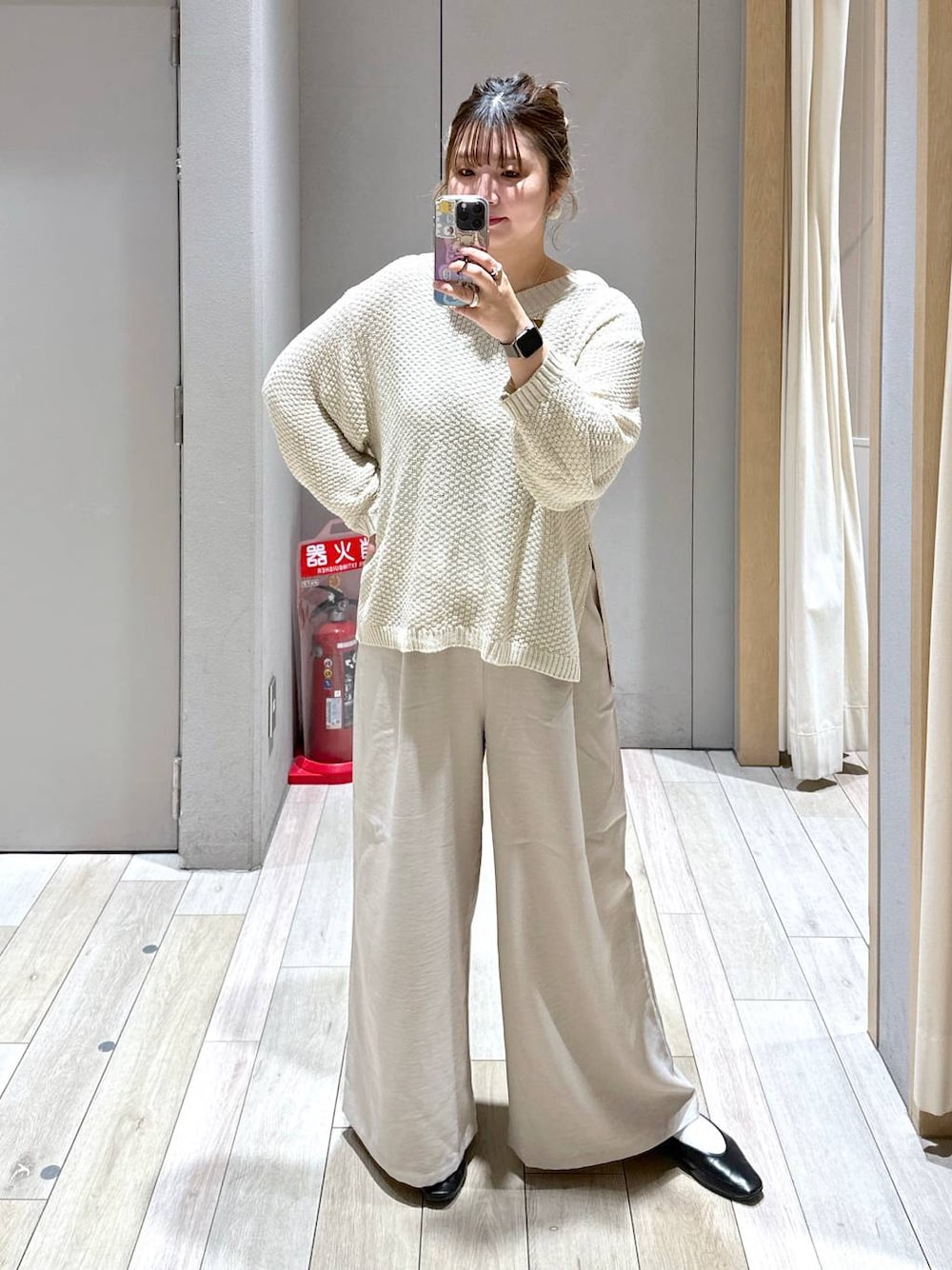 ベージュ系のその他パンツ、ブラック系のパンプス、ホワイト系のニット/セーターを着用したレディースの春コーディネートの1枚目の写真