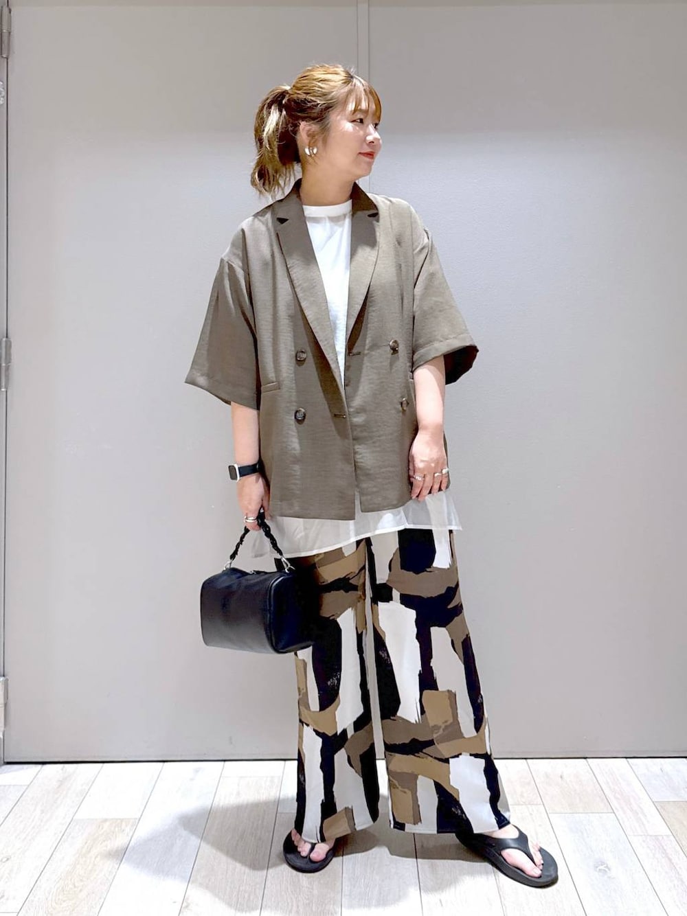 「体型カバー、着痩せ・細見え、高身長、休日コーデ、楽ちんコーデ、きれいめカジュアル_LEPSIM、ベーシック/シンプル、きれいめ、旅行、バッグ、LEPSIM、高身長_LEPSIM、ぽっちゃり_LEPSIM」｜「LEPSIMの《リネンライクドライシリーズ》リネンライクルーズW5分袖ジャケット　243492（テーラードジャケット、グリーン系）」を使った、たかみなさん（レディース・166cm）の春コーディネートの1枚目の写真