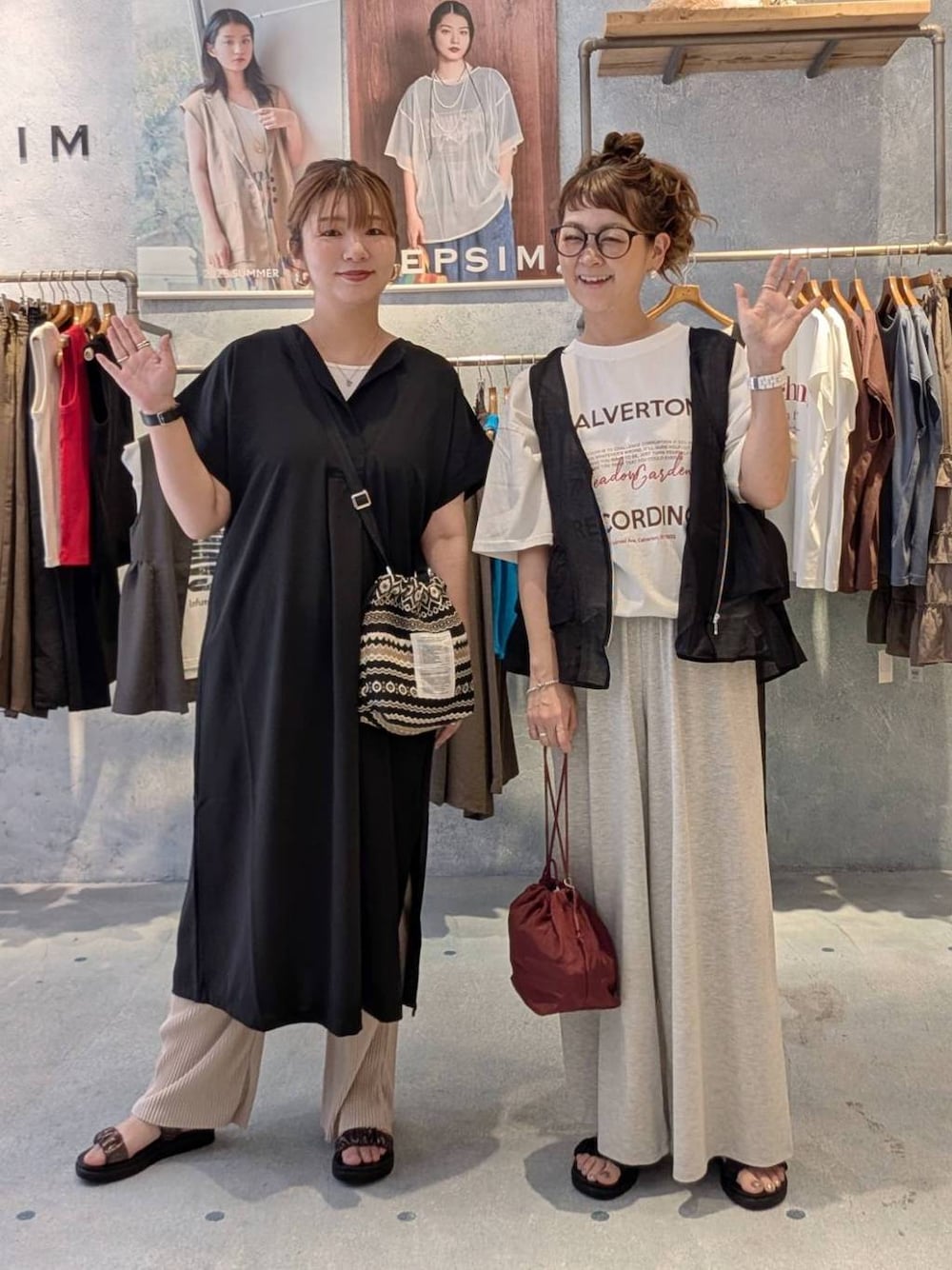 ブラック系のワンピース、レッド系のショルダーバッグ、その他のサンダルを着用したレディースの夏コーディネートの1枚目の写真