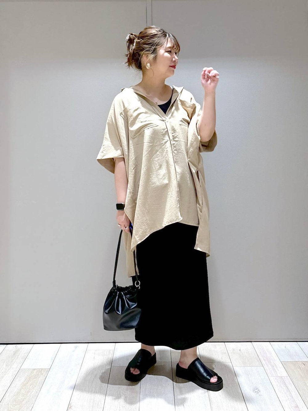 「バッグ、LEPSIM、体型カバー、着痩せ・細見え、高身長、休日コーデ、楽ちんコーデ、きれいめカジュアル_LEPSIM、ベーシック/シンプル、きれいめ、旅行」｜「LEPSIMのフェイクレザーミニ巾着　105144（ショルダーバッグ、ブラック系）」を使った、たかみなさん（レディース・166cm）の春コーディネートの1枚目の写真