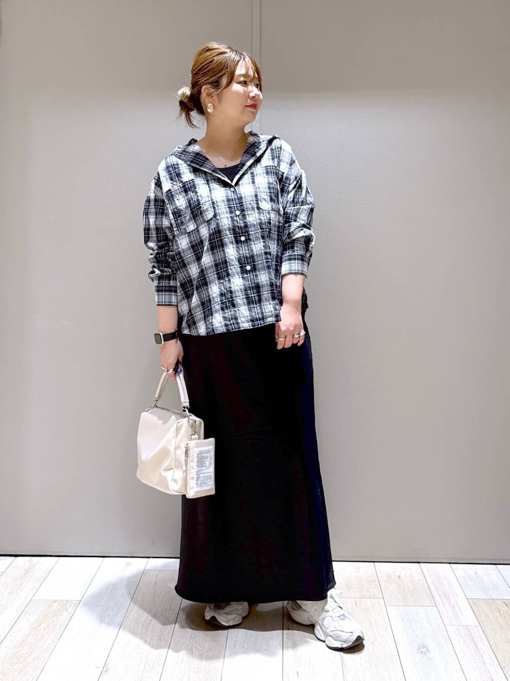 ブラック系のスカート、ブラック系のシャツ/ブラウスを着用したレディースの春コーディネートの1枚目の写真