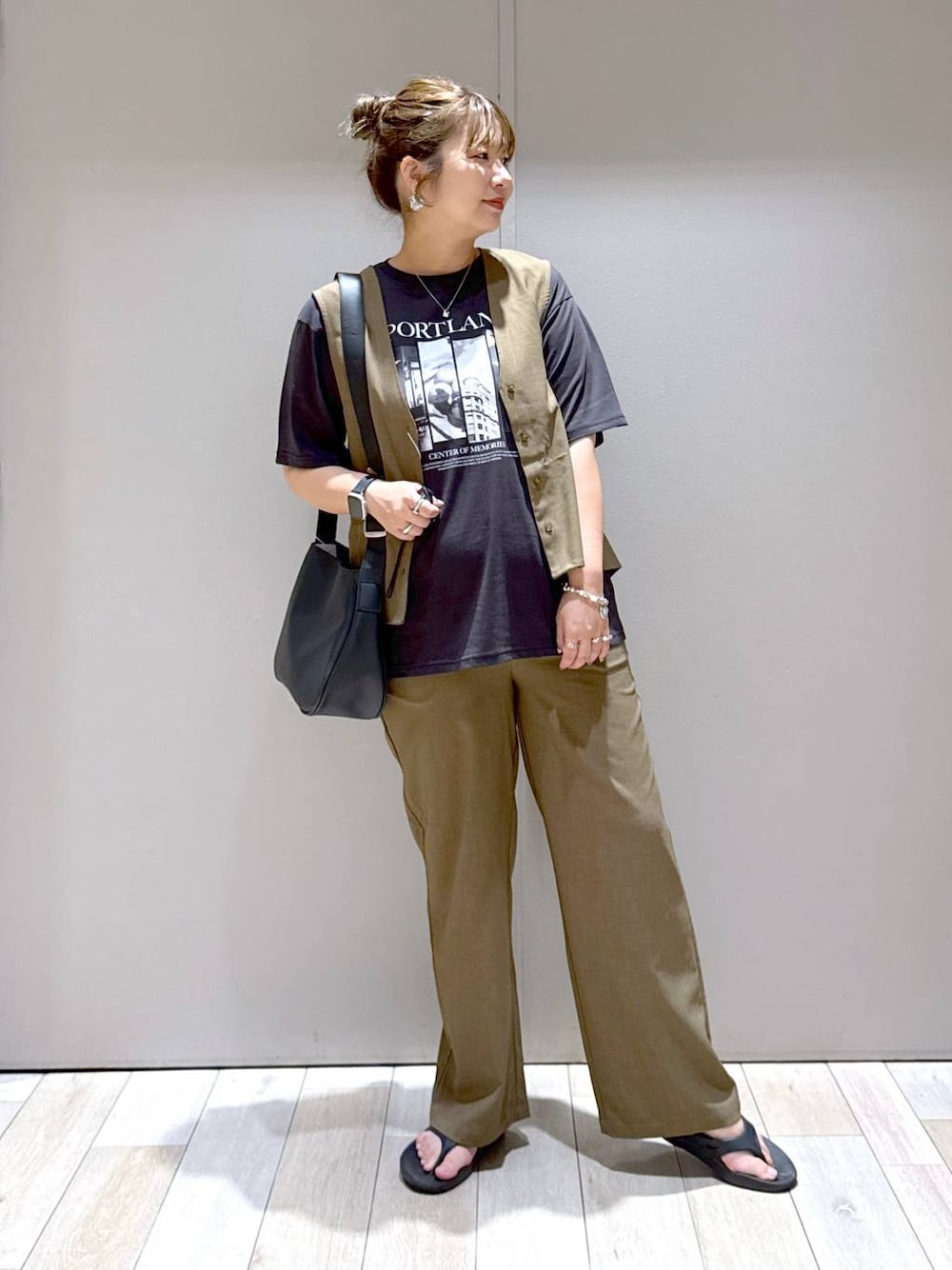 ブラック系のショルダーバッグ、ブラウン系のその他パンツ、グレー系のTシャツ/カットソーを着用したレディースの夏コーディネートの1枚目の写真