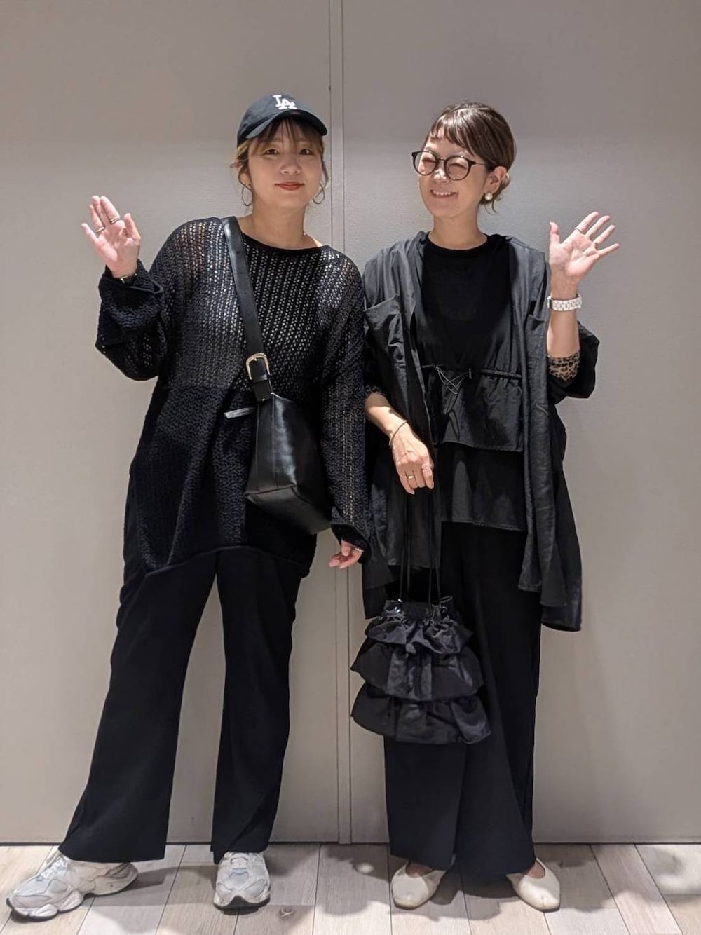 その他のTシャツ/カットソー、ブラック系のチュニック、ブラック系のつなぎ/オールインワンを着用したレディースの秋コーディネートの1枚目の写真