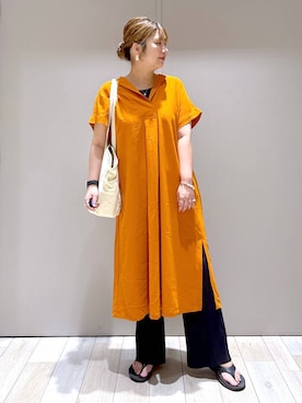 「アイテム（PC・スマホグッズ/家電、ブラック系）」を使った、たかみなさん（レディース・166cm）の夏コーディネート