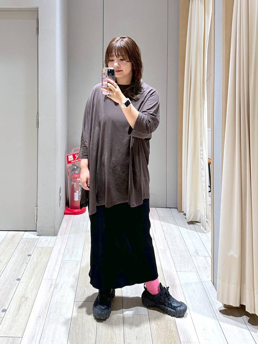 イエロー系のチュニック、ブラック系のスカート、パープル系のソックス/靴下を着用したレディースの夏コーディネートの1枚目の写真