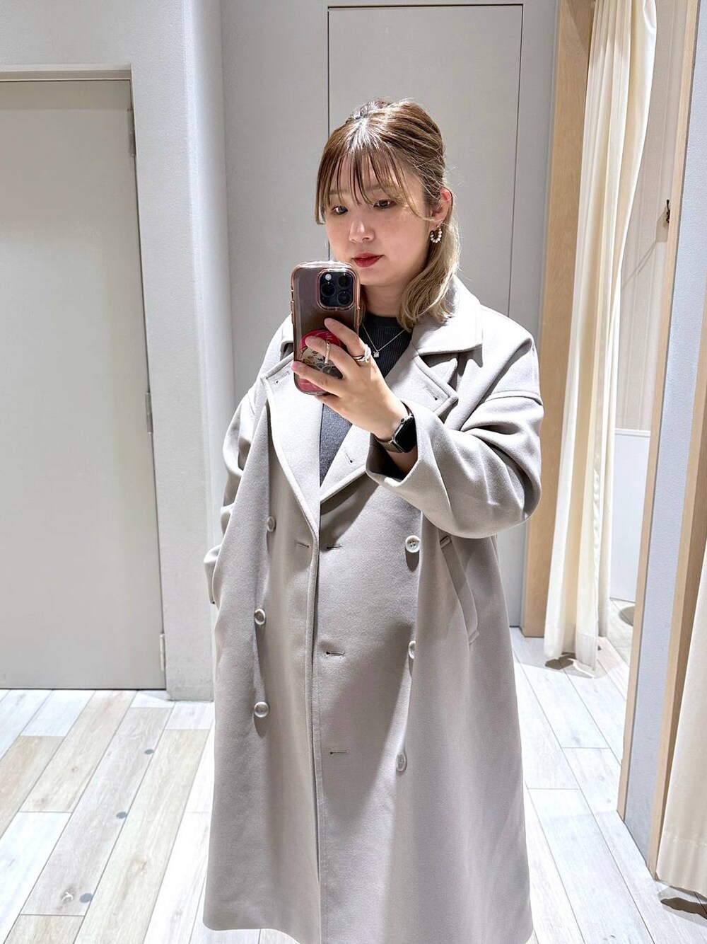 「体型カバー、着痩せ・細見え、高身長、休日コーデ、楽ちんコーデ、冬コーデ、きれいめカジュアル_LEPSIM、ベーシック/シンプル、きれいめ、旅行、バッグ、LEPSIM、ブーツ」｜「LEPSIMの14ゲージポンチョプルオーバー　183618（ニット/セーター、グレー系）」を使った、たかみなさん（レディース・166cm）の冬コーディネートの1枚目の写真