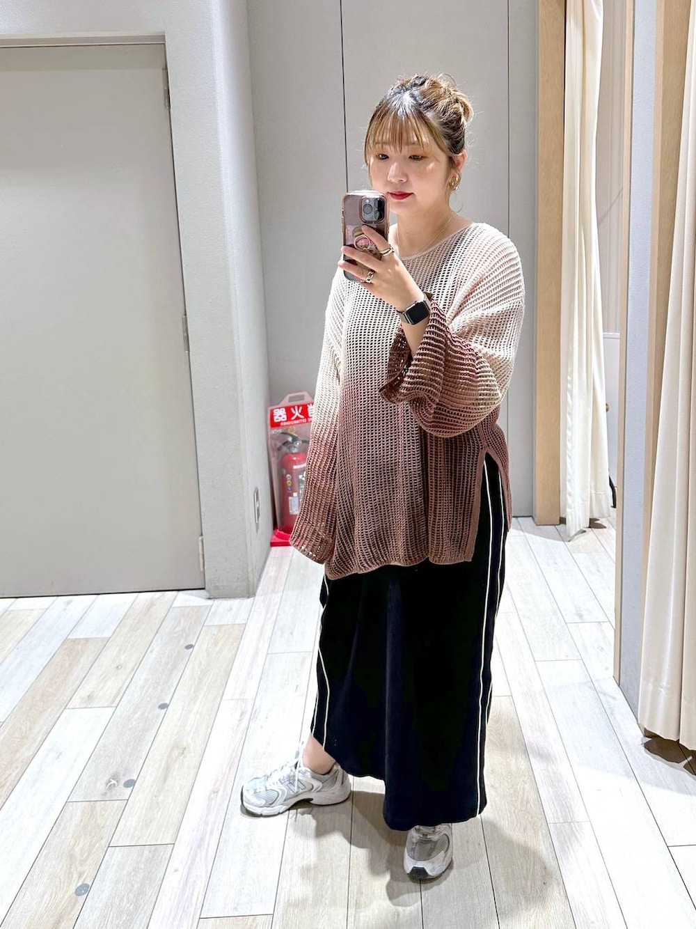 ブラウン系のニット/セーター、ブラック系のスカートを着用したレディースの夏コーディネートの1枚目の写真
