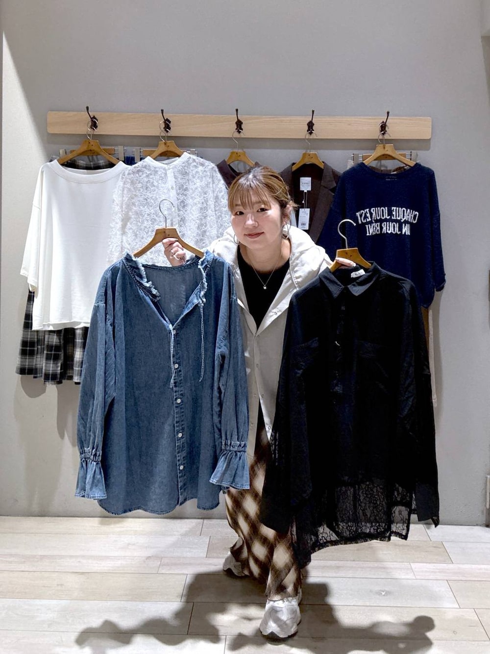 ブラック系のシャツ/ブラウス、ブラウン系のシャツ/ブラウス、ブラウン系のスウェットパンツを着用したレディースの夏コーディネートの1枚目の写真