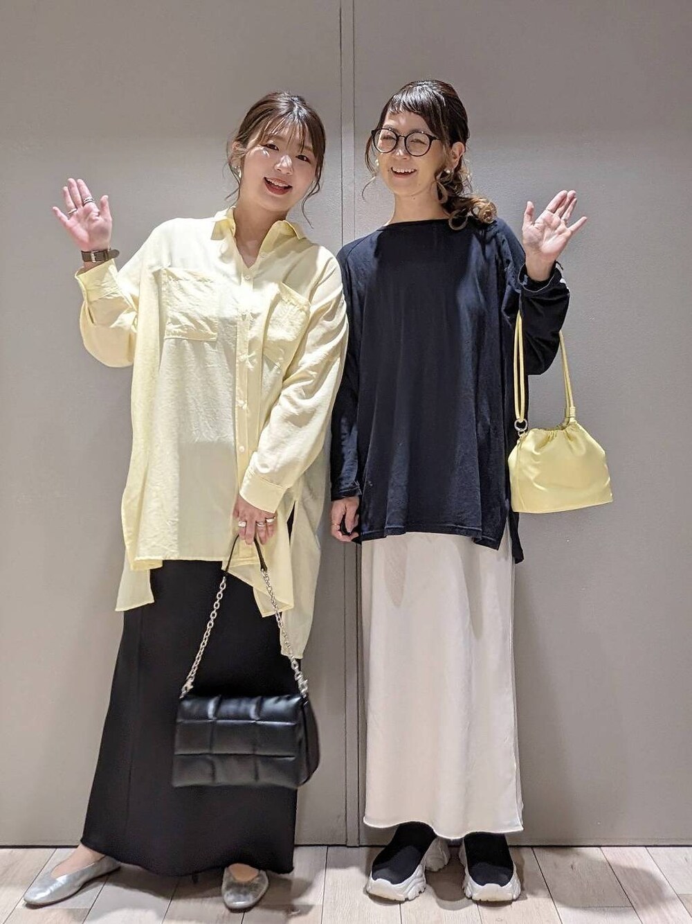 ブラック系のショルダーバッグ、イエロー系のショルダーバッグ、グレー系のパンプスを着用したレディースの春コーディネートの1枚目の写真