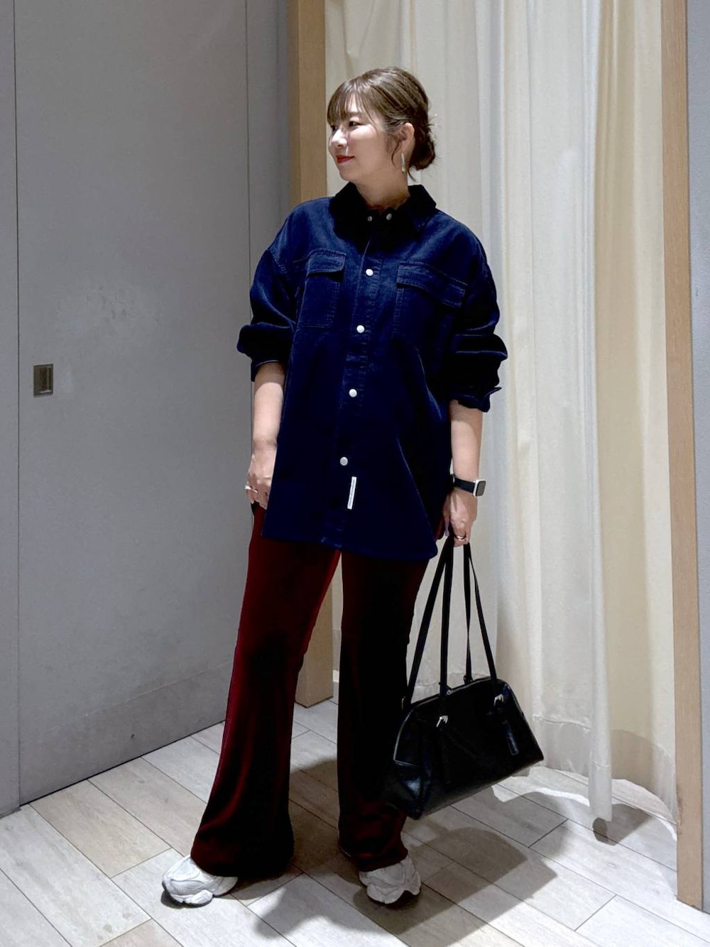 レッド系のその他パンツ、ブルー系のシャツ/ブラウス、ブラック系のボストンバッグを着用したレディースの秋コーディネートの1枚目の写真