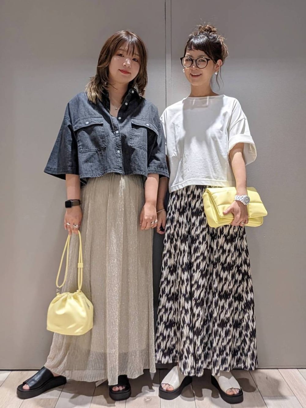 イエロー系のショルダーバッグ、イエロー系のショルダーバッグ、ブラック系のシャツ/ブラウスを着用したレディースの春コーディネートの1枚目の写真