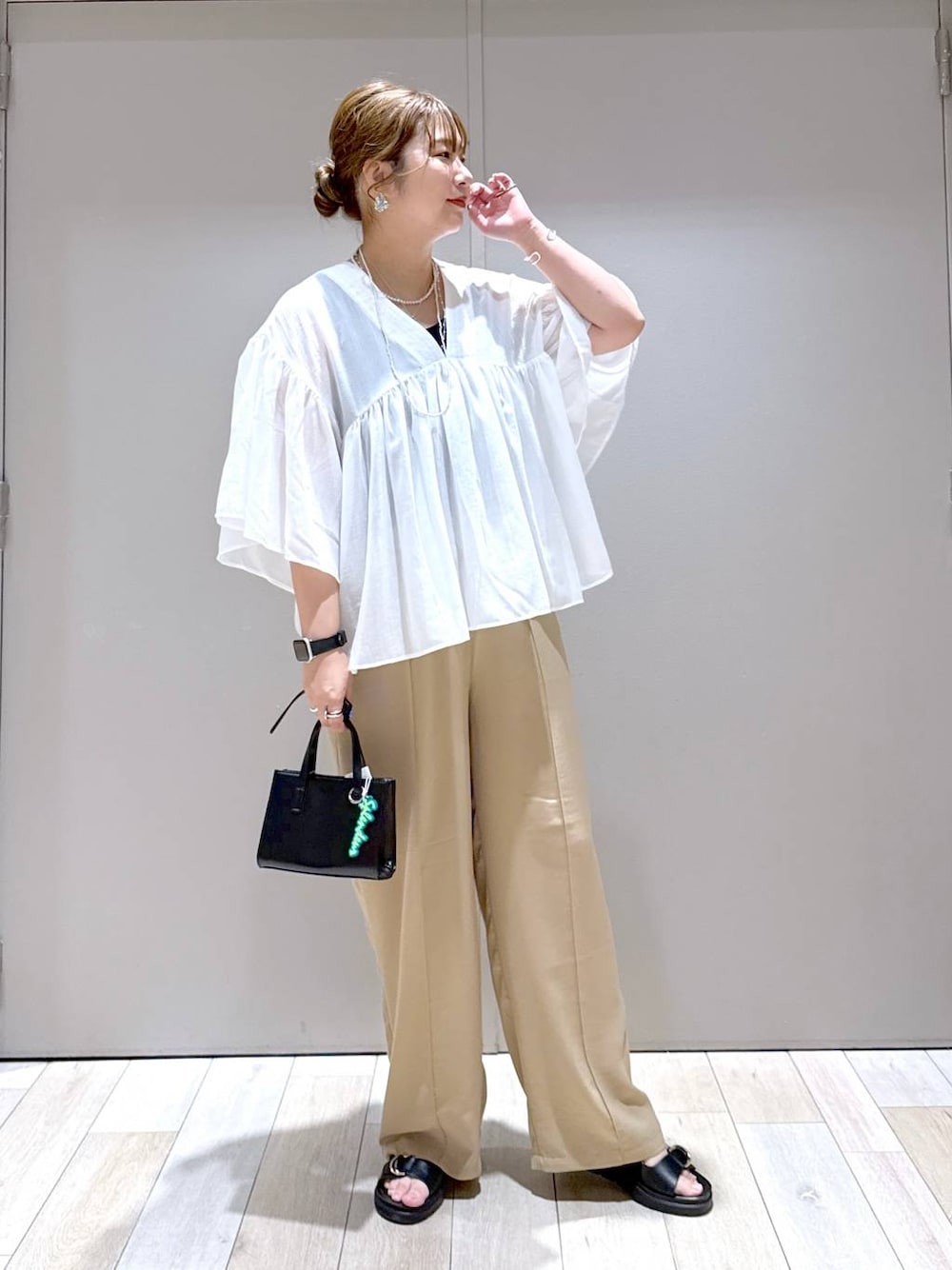 ベージュ系のその他パンツ、ホワイト系のシャツ/ブラウス、ブラック系のタンクトップを着用したレディースの春コーディネートの1枚目の写真