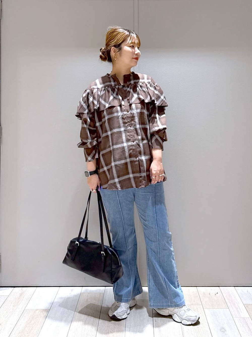 ブルー系のその他パンツ、ブラック系のボストンバッグ、ブラウン系のマタニティウェア/グッズを着用したレディースの秋コーディネートの1枚目の写真