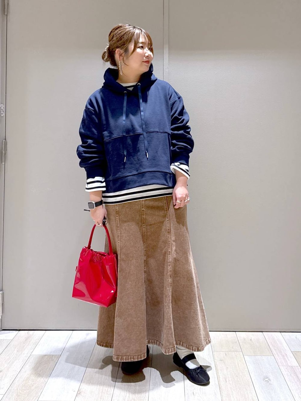 ブラック系のパンプス、ブルー系のTシャツ/カットソー、ブルー系のパーカーを着用したレディースの冬コーディネートの1枚目の写真