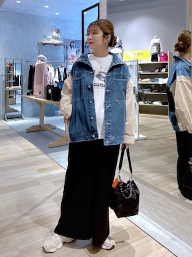 「アイテム（カバーオール）」を使った、たかみなさん（レディース・166cm）の秋コーディネート