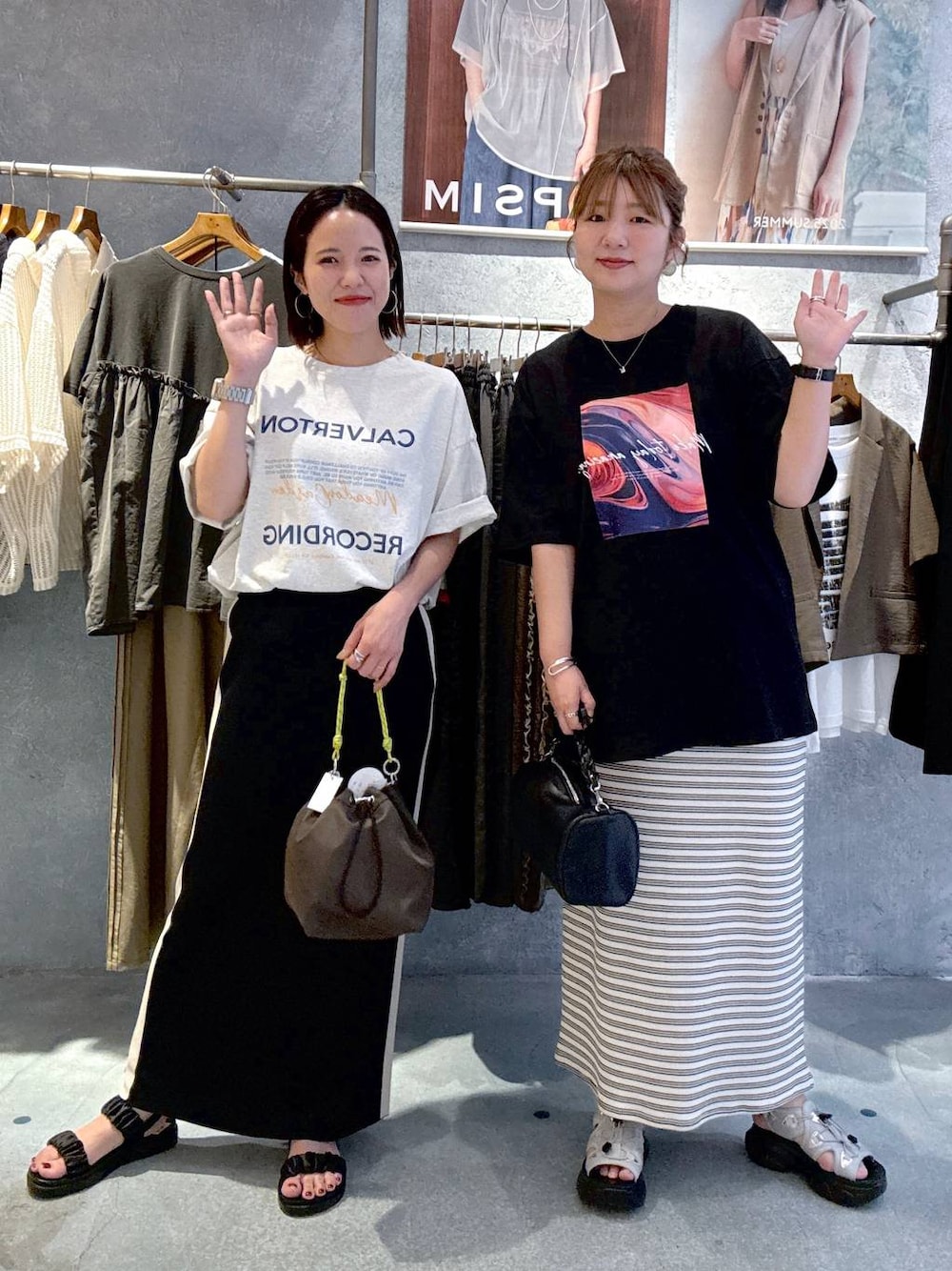 「ぽっちゃり_LEPSIM、体型カバー、着痩せ・細見え、高身長、休日コーデ、楽ちんコーデ、きれいめカジュアル_LEPSIM、ベーシック/シンプル、きれいめ、旅行、バッグ、LEPSIM、高身長_LEPSIM」｜「LEPSIMの14ゲージアソート柄ニットスカート　286165（スカート、ブラック系）」を使った、たかみなさん（レディース・166cm）の夏コーディネートの1枚目の写真