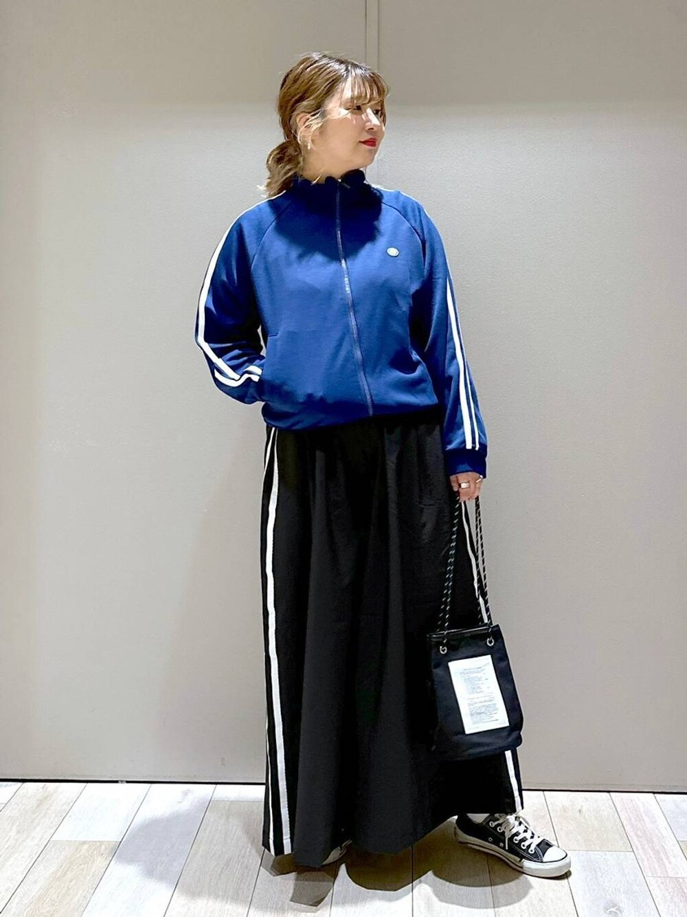 ブルー系のその他アウター、ブラック系のその他パンツ、ゴールド系のピアス(両耳用)を着用したレディースの秋コーディネートの1枚目の写真