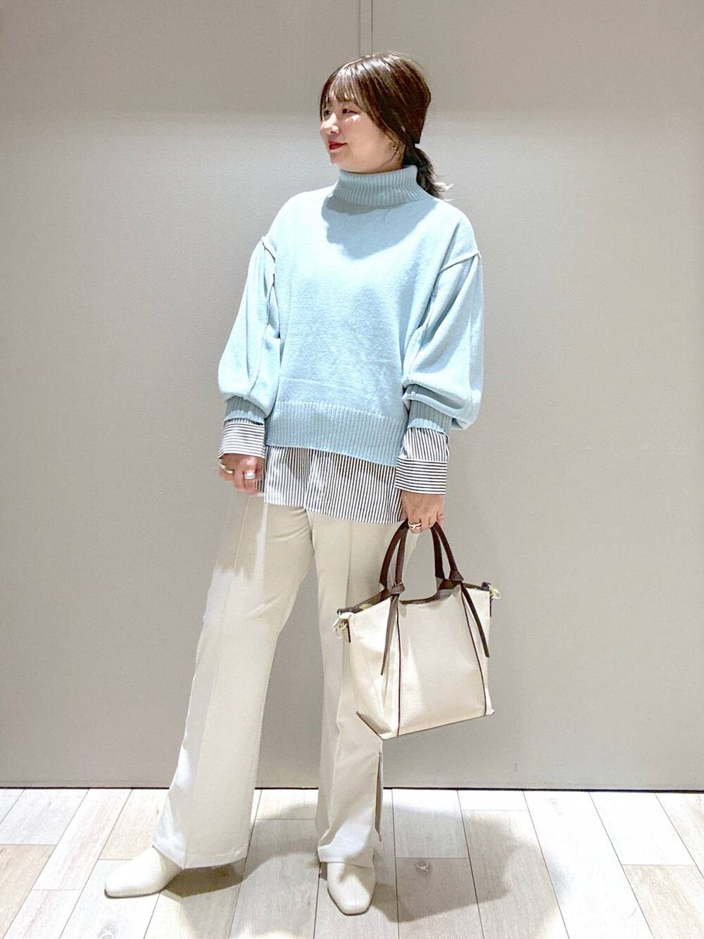 ブルー系のニット/セーター、ホワイト系のその他パンツ、ブラック系のシャツ/ブラウスを着用したレディースの秋コーディネートの1枚目の写真