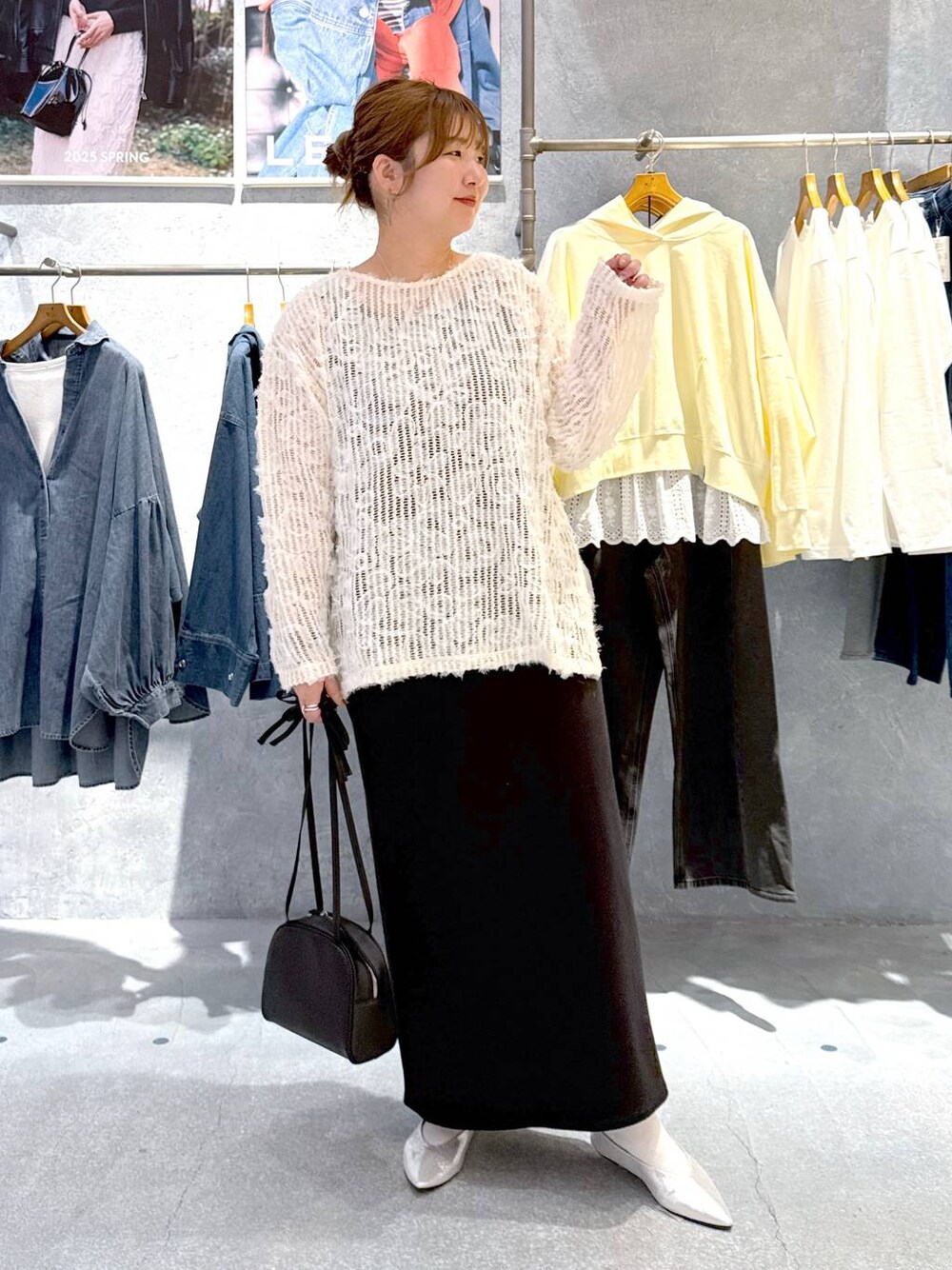 ホワイト系のTシャツ/カットソー、ブラック系のショルダーバッグ、シルバー系のパンプスを着用したレディースの春コーディネートの1枚目の写真