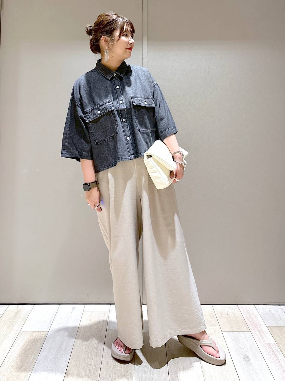 ホワイト系のショルダーバッグ、ベージュ系のその他パンツ、ブラック系のシャツ/ブラウスを着用したレディースの春コーディネートの1枚目の写真