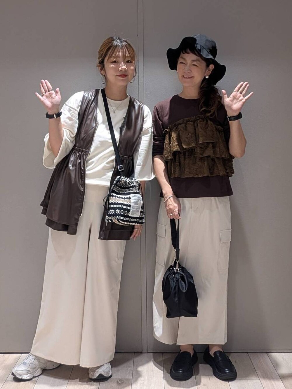 ブラック系のショルダーバッグ、ブラウン系のTシャツ/カットソー、ホワイト系のスカートを着用したレディースの秋コーディネートの1枚目の写真