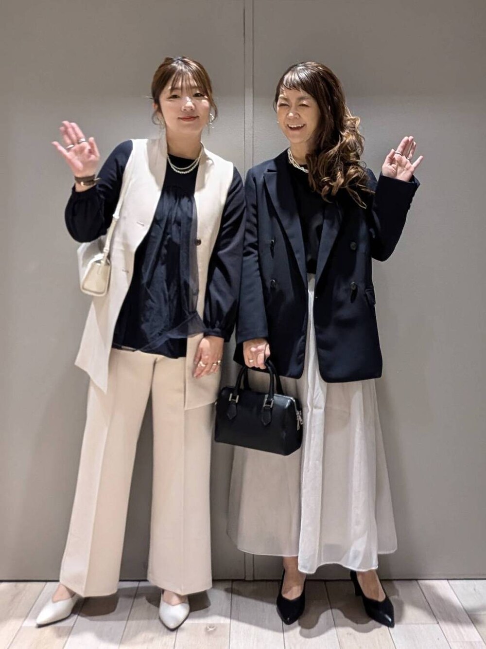 ベージュ系のスーツパンツ、ベージュ系のスカート、ベージュ系のスーツベストを着用したレディースの冬コーディネートの1枚目の写真