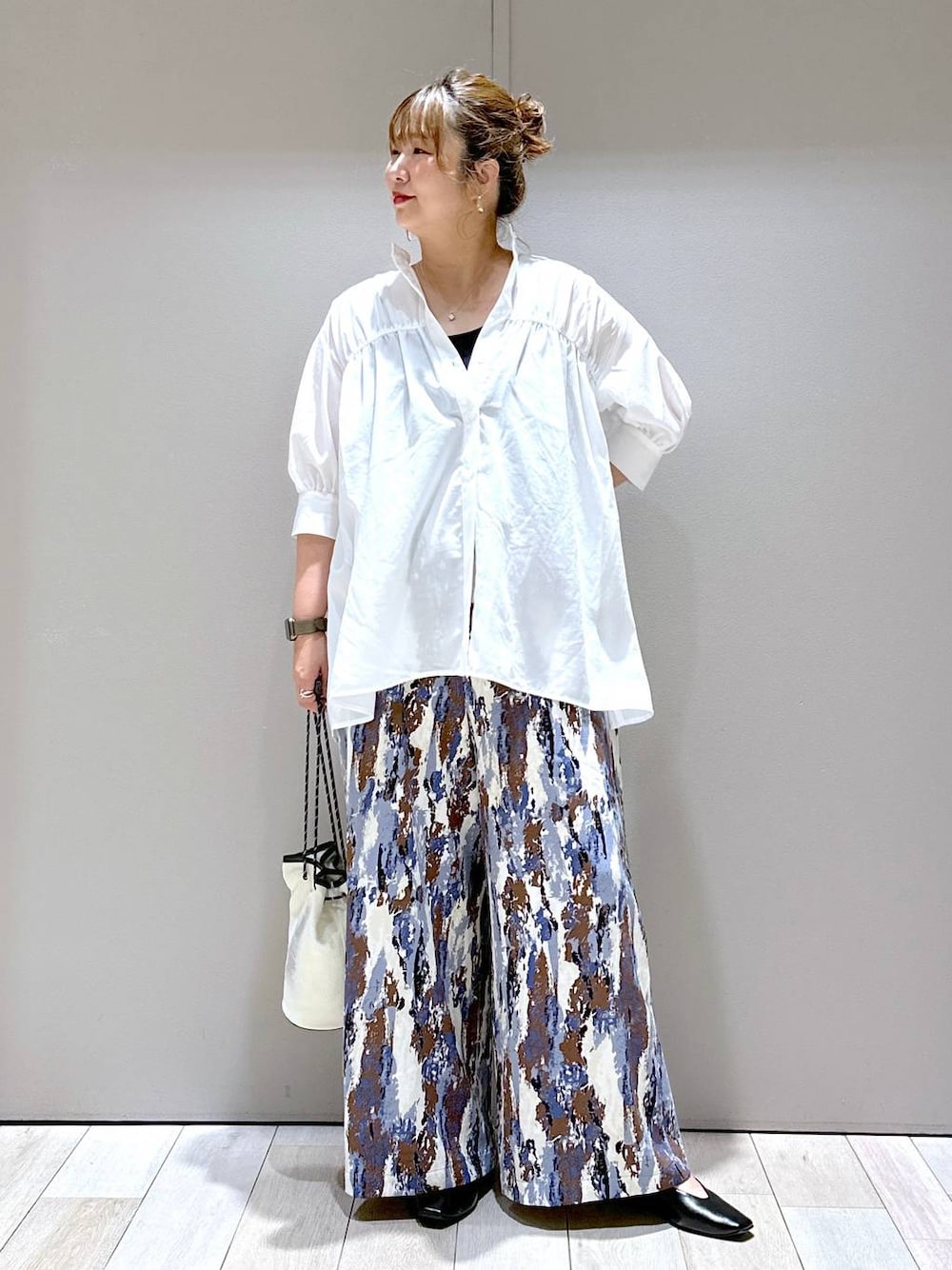 ブラック系のパンプス、ホワイト系のシャツ/ブラウス、ブルー系のその他パンツを着用したレディースの夏コーディネートの1枚目の写真