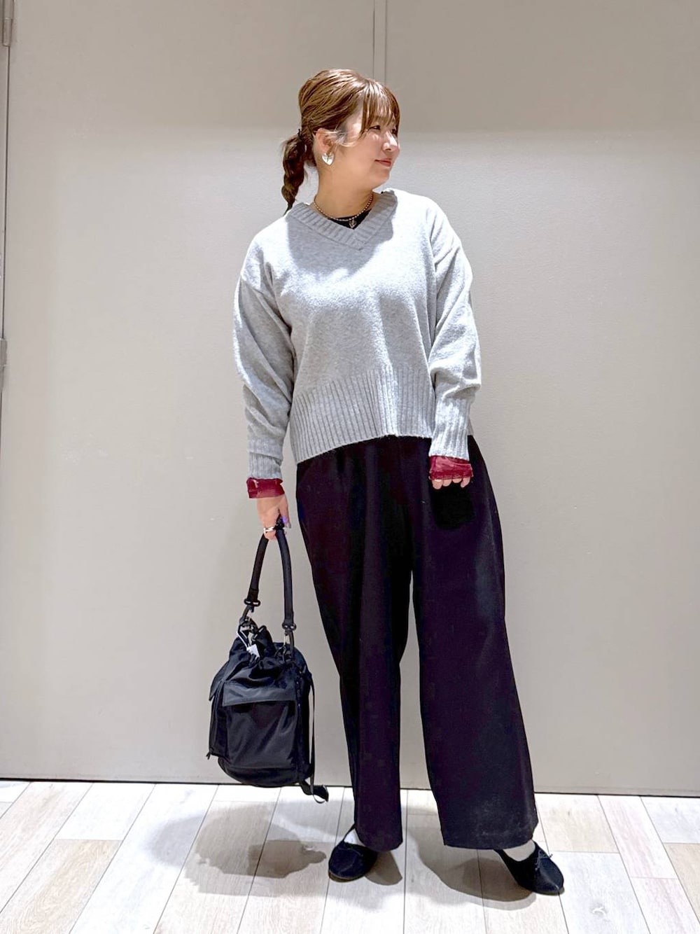 ブラック系のショルダーバッグ、ブラック系のTシャツ/カットソー、ブラック系のその他パンツを着用したレディースの冬コーディネートの1枚目の写真