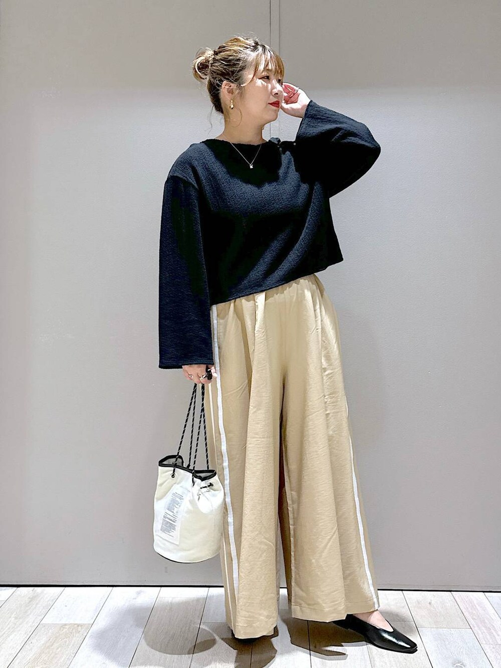 ブラック系のパンプス、ブラック系のTシャツ/カットソー、ベージュ系のその他パンツを着用したレディースの夏コーディネートの1枚目の写真